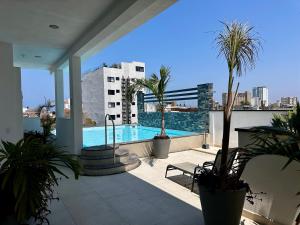 Modern boutique Studio with elevator & rooftop pool close to everything