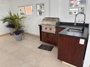 Modern boutique Studio with elevator & rooftop pool close to everything