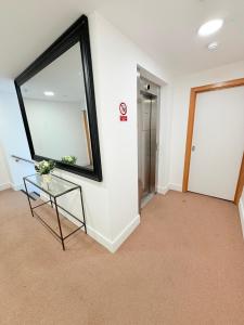 Top-Floor Luxury 3b 3 b with Private Terrace & Lift direct to own floor in Zone 1 next to Hyde park