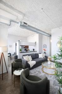 2BR Central KC Stay - Pet Friendly Rooftop & Gym