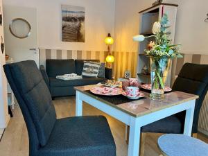 SOLund - Sonne im Herzen - ruhige und sonnige Ferienwohnung mit Terrasse und Garten nahe Strand und Ostsee