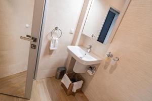 Sunny Penthouse with Mountain Views and 180 degrees Terrace