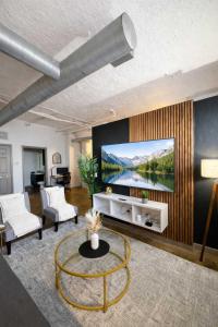 2BR River Market Loft for 6 - Rooftop & Gym