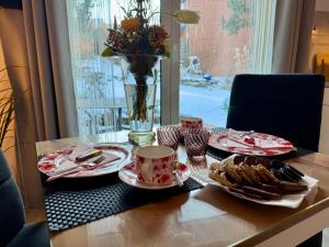 SOLund - Sonne im Herzen - ruhige und sonnige Ferienwohnung mit Terrasse und Garten nahe Strand und Ostsee