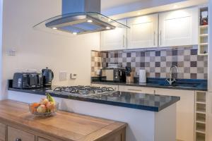 Torr Apartment Raven