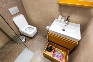 Green Jungle Studio - Balcony & Easy Center Access