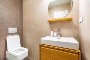 Green Jungle Studio - Balcony & Easy Center Access