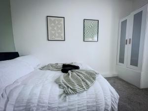 Worsley Gem, Modern 2BR with Garden Space