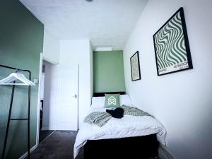 Worsley Gem, Modern 2BR with Garden Space