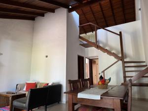 Costanera 61, frente a la laguna