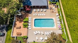 Port Clinton Paradise- Waterfront 2 bedroom, Pool, Hot tub, Sauna, Fire pit