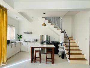 Modern 1-Bedroom Apartment Near Colombo 5 Mall