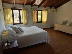 Costanera 61, frente a la laguna