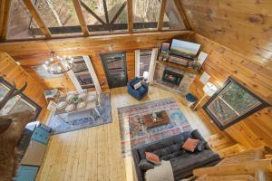 Cozy Cabin Hideaway! Near Gatlinburg, Dollywood, Hot Tub, Sauna, Pool table