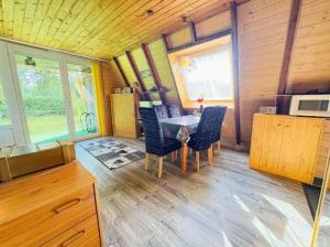 Ebony, kleines Nurdachhaus in direkter Waldrandlage