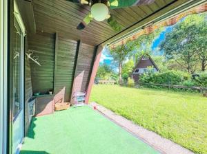 Ebony, kleines Nurdachhaus in direkter Waldrandlage