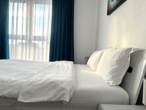 Emerald Coresi Apartment - Free Parking & Smart TV