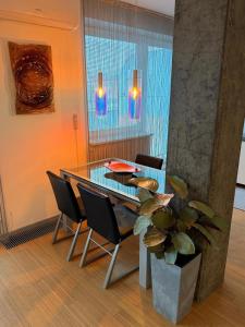 Modern Top Floor Loft, Private Terrace, Near Center & Free Parking