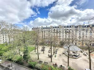 Dreamy floor View of Square Trousseau