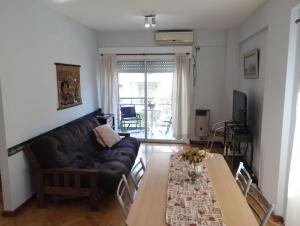 Departamento de dos ambientes con amplio balcón, muy luminoso