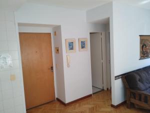 Departamento de dos ambientes con amplio balcón, muy luminoso