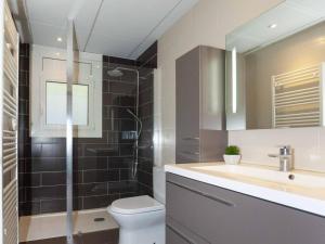 Apartment in Roses with Sea Views & Pool