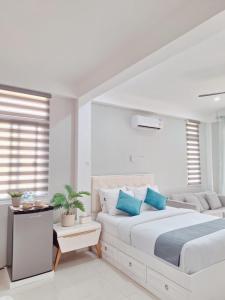 INATO SUITES Rm 1 1 queen bed and a pullout sofa bed