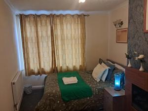 Cosy 4 Bedroom Birmingham Stay - Free WiFi & Parking