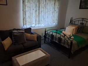 Cosy 4 Bedroom Birmingham Stay - Free WiFi & Parking