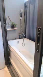 GÂY THƯƠNG NHỚ Homestay, Phòng Vinhome grand park, tầng 33, ban công hướng sông, bồn tắm lộ thiên