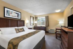 Queen Room - Disability Access/Non-Smoking room in Travelodge by Wyndham San Francisco Bay