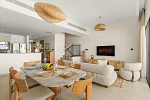 VayK - Modern 4 BD Townhouse with Private Garden in Damac Lagoons