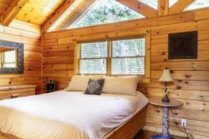 Sereni-Tree Log Cabin Secluded with Relaxing Mountain Views