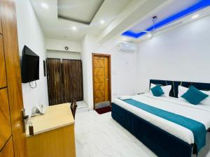 Hotel Blue Inn Near Metro Station - Noida