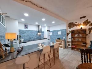 Casa Encantadora, 2 Habitaciones, Terraza y Aire Acondicionado - HISP-236-215