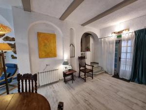 Casa Encantadora, 2 Habitaciones, Terraza y Aire Acondicionado - HISP-236-215