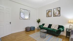 5 Bedroom House by London Airport, Excel and Olympic stadium