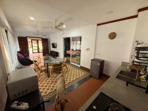 A Tropical 1 bed villa with poolside ,kitchen, dining and TV - Villa 2