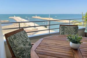 Superbe T3 traversant avec terrasse face au chenal vue mer Impérial 4