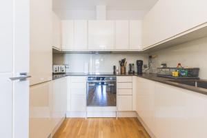 Modern 1BDR Near Heathrow with Parking Amenities