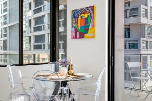 Stylish 2BR CBD - Balcony, Pool & Gym