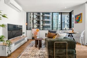 Stylish 2BR CBD - Balcony, Pool & Gym