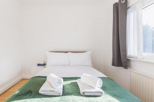 Spacious 2BDR near Heathrow w Parking and Garden