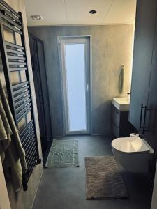 Luxe wellness cabin Japandi stijl met bosuitzicht en hottub Boshuisje Nero