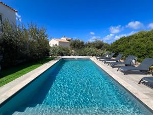 Modern 2 BR Apt - Terrace, Pool Access & Mountain Views