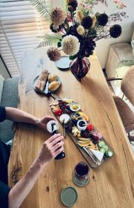 Luxe wellness cabin Japandi stijl met bosuitzicht en hottub Boshuisje Nero