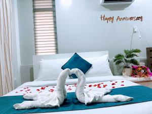 INATO SUITES Rm 1 1 queen bed and a pullout sofa bed