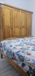 une chambre, un salon, cuisine et balcon