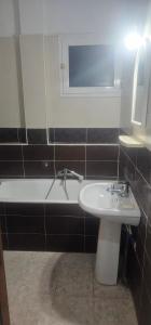 une chambre, un salon, cuisine et balcon