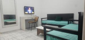 une chambre, un salon, cuisine et balcon